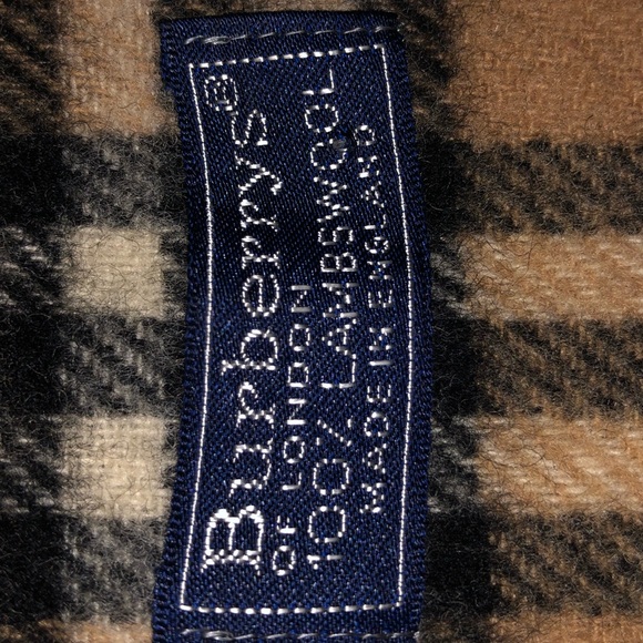 Burberry’s of London 100% lambs wool scarf - Picture 4 of 7